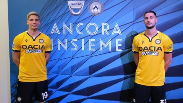 Larsen e Mandragora con la nuova maglia dell’Udinese firmata Dacia