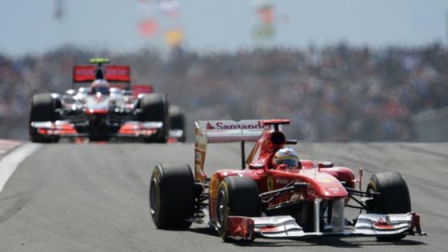 Alonso davanti a Hamilton nel GP Turchia 2011. Afp