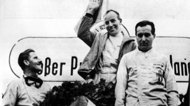 GP di Germania 1964: Surtees festeggia la vittoria davanti a Graham Hill e Lorenzo Bandini. Ap