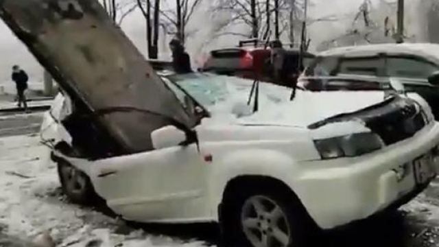A Vladivostok una lastra di cemento si è staccata da un tetto ed è caduta su una Nissan X-Trail posteggiata in strada