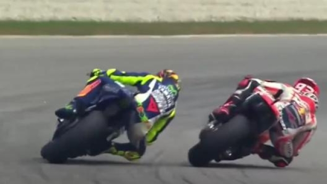 Un momento dell’intenso duello di Sepang tra Rossi (a sin.) e Marquez