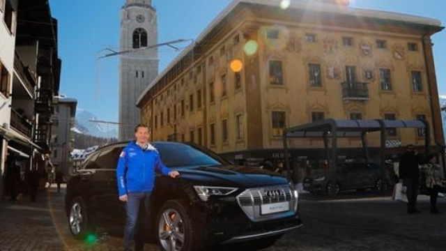 Il sindaco di Cortina Gianpietro Ghedina in compagnia della Audi e-tron