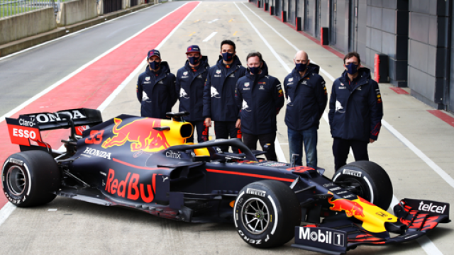 Lo staff Red Bull in posa a Silverstone