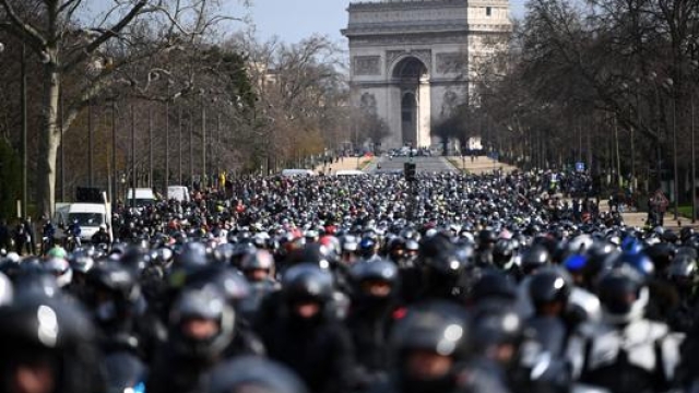 L’impressionante assembramento di motociclisti a Parigi. Afp