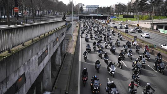 Le proteste dei motociclisti arrabbiati si sono svolte in diverse città francesi. Afp