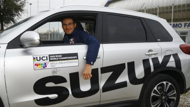 Filippo Ganna a bordo della Suzuki Vitara Hybrid con sistema 4WD AllGrip