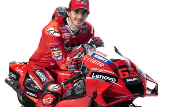 Francesco Bagnaia, 24 anni, posa sulla nuova Ducati MotoGP 2021