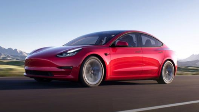 La Tesla Model 3 su strada