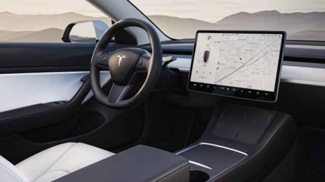 Gli interni minimal della Tesla Model 3