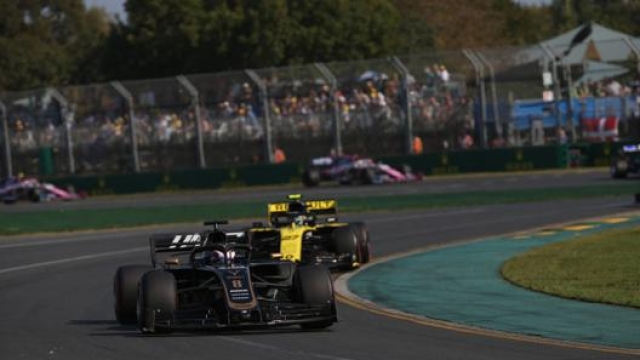 La Haas di Grosjean seguita dalla Renault di Hulkenberg alla chicane Clark nel GP 2019. LaPresse