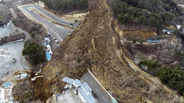 Parte della collina su cui si trova Ebisu è crollata interessando abitazioni, vetture e anche lo zoo di Tohoku, proprio ai piedi del circuito
