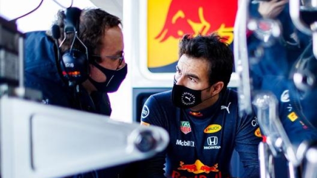 Sergio Perez con un ingegnere Red Bull. Instagram