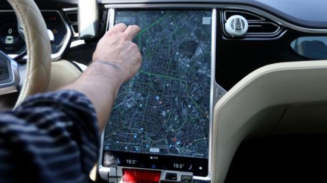 Il tipico scherni touch in stile tablet che caratterizza gli interni Tesla. LaPresse