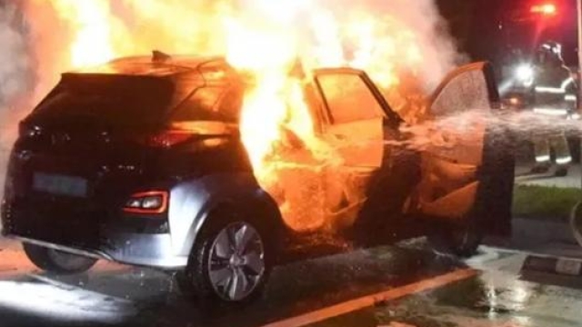 Un’auto elettrica in fiamme