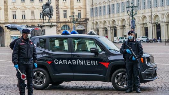 Un controllo dei carabinieri in piazza San Carlo a Torino. Ansa