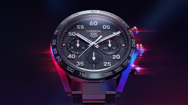 Il Tag Heuer Carrera Porsche Chronograph omaggia la partnership dei due marchi coniugando stile e passione per le corse