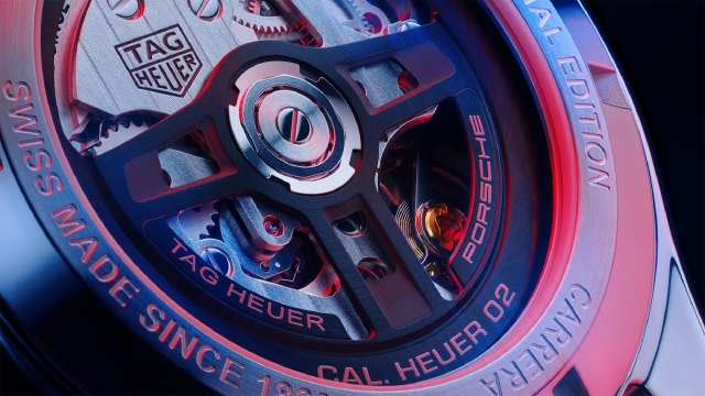 Il cuore pulsante del cronografo è il movimento di manifattura in-house Calibre Heuer 02, con una riserva di carica di 80 ore