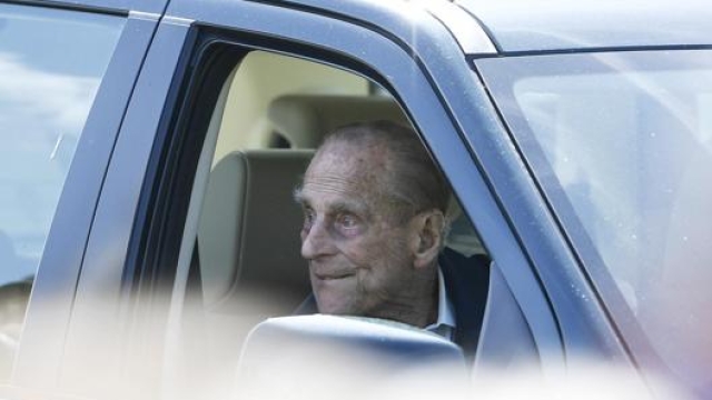 Il principe Filippo al volante in una foto scattata nel 2018. Epa