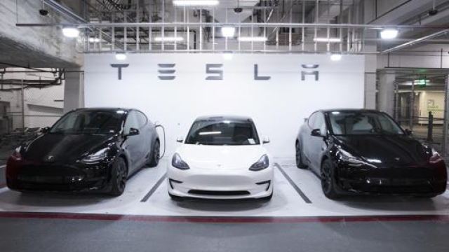 Una Teslla Model 3 in mezzo a due Tesla Model Y. Epa