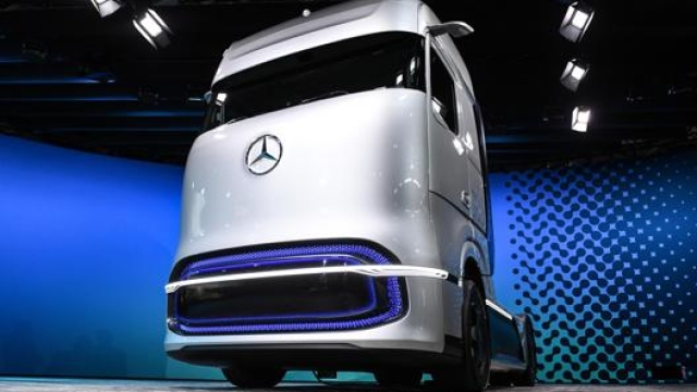 Il prototipo di un camion Mercedes a idrogeno. Epa