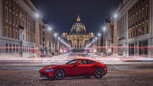La Ferrari Roma, qui in via della Conciliazione davanti a San Pietro, vanta 620 Cv e 760 Nm di coppia
