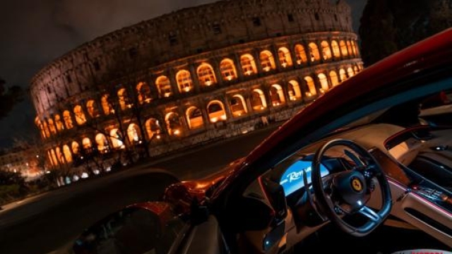 Gli interni della Ferrari Roma davanti alla magnificenza del Colosseo