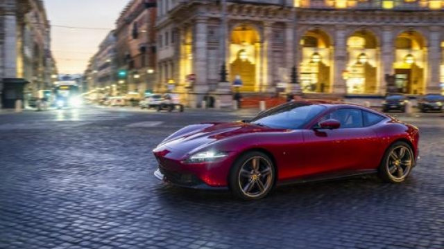 Il prezzo della Ferrari Roma supera i 200.000 euro. Qui sui sampietrini di piazza della Repubblica