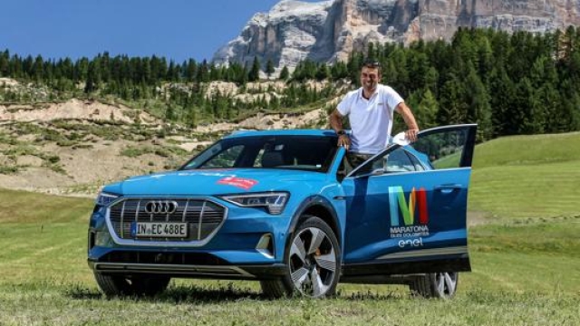 Kristian Ghedina a bordo di un'Audi e-tron