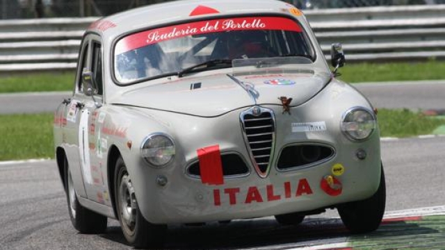 L'Alfa Romeo 1900 TI impegnata tra i cordoli dell'Autodromo di Monza