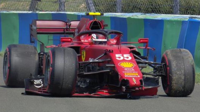 La Ferrari di Carlos Sainz dopo l'incidente in curva 14