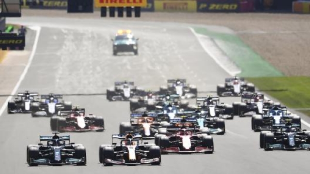 Le concitate fasi di partenza del GP di Gran Bretagna vinto da Lewis Hamilton