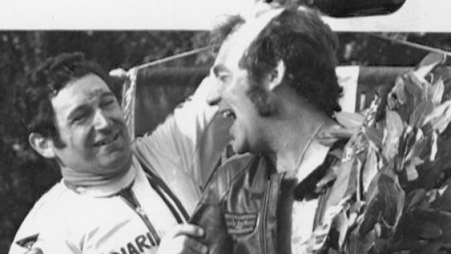 Bruno Spaggiari,  a sin, festeggia Paul Smart alla 200 Miglia di Imola del 1972. Ap