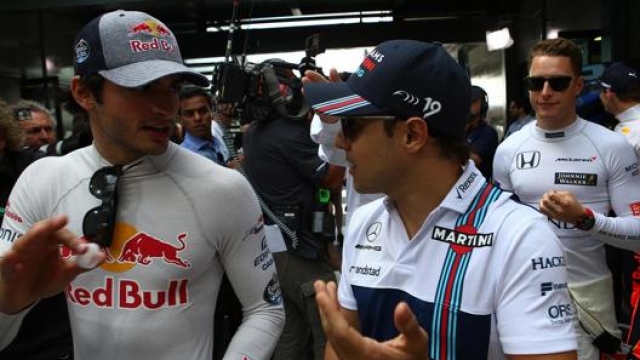 Carlos Sainz, ai tempi della Toro Rosso, parla con Massa prima del via del GP d’Australia 2017. LaPresse