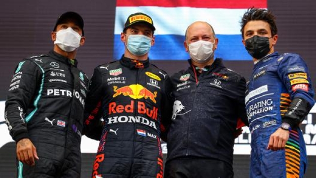 Il podio del GP con Verstappen vincitore tra Hamilton (a sin) e Norris (a des)