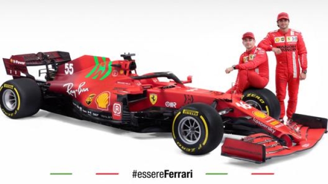 La Ferrari SF21 con i piloti Leclerc (seduto) e Sainz. Scuderia Ferrari