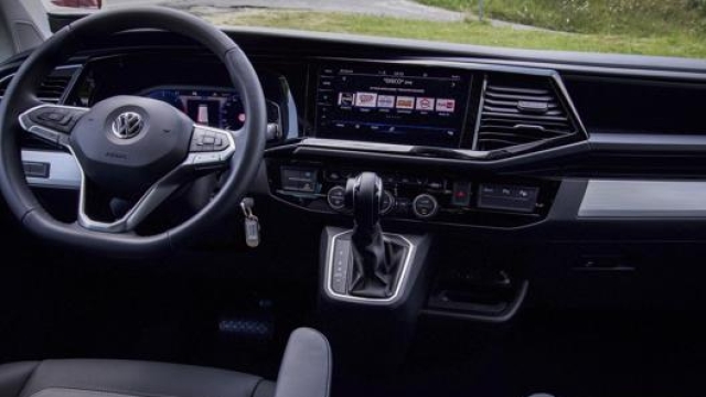Furgoncino fuori e interni da vera auto: con la Digital Cockpit e il volante in pelle non ha niente da invidiare ai modelli Volkswagen