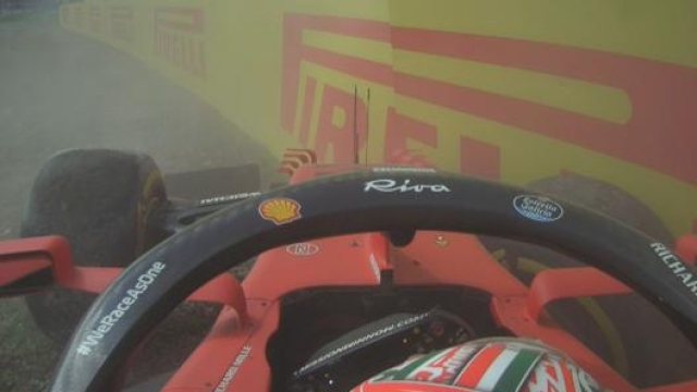 La Ferrari di Leclerc a muro nelle libere 2