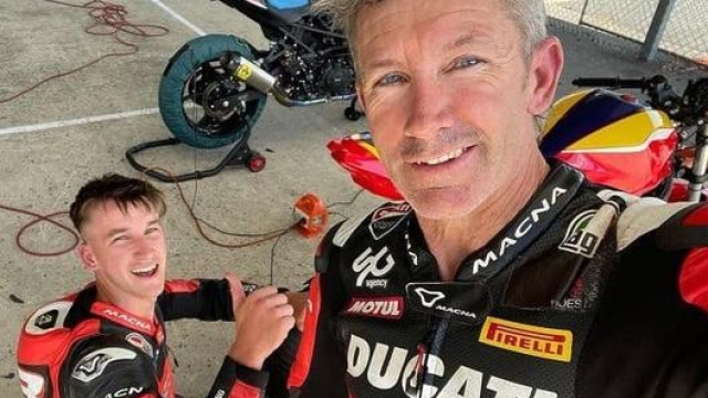 Troy Bayliss con il figlio Oli, attuale pilota Ducati nella Superbike australiana