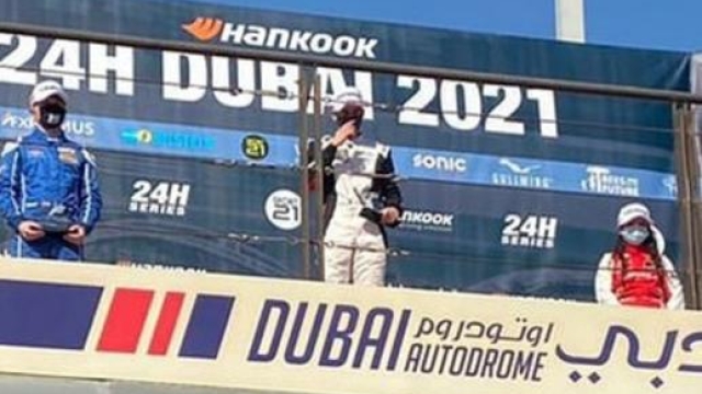 Il podio di gara 1 in Qatar da sinistra Dilano Van Hoff (2°), il vincitore Enzo Trulli e Hamda Al Qubasi, terza