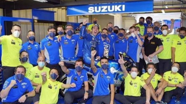 Foto di gruppo per Mir e il team Suzuki