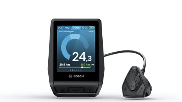 Bosch Nyon ha uno schermo da 3,2 pollici, si collega via Bluetooth allo smartphone, e dialoga con pc e tablet via WiFi