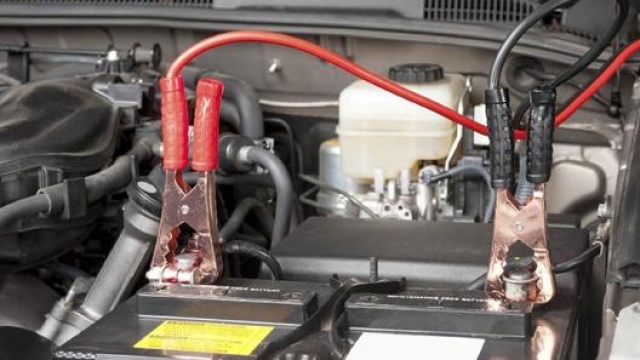 Tavolta per fare partire un’auto con batteria scarica può essere fondamentale l’assistenza di un’altra vettura e il collegamento tra le due tramite cavi