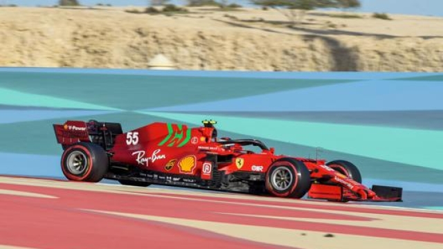 La nuova Ferrari SF21 in azione nei test in Bahrain