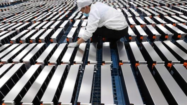 Batterie agli ioni di litio per auto elettriche nella fabbrica Xinwangda Electric Vehicle Battery di Nanchino. Afp