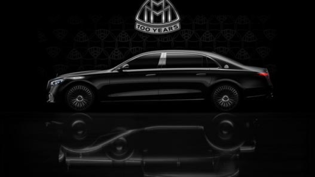 L’immagine della Maybach Classe S a passo a lungo riflette l’antenata 22/70 HP W3, un tributo ai 100 anni del marchio