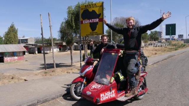 Matt  Bishop e Reece Gilkes hanno attraversato ben 35 paesi in 12 mesi a bordo del loro Sh 300 sidecar