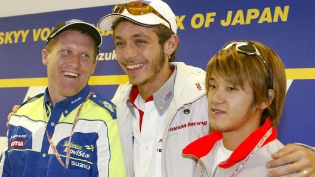 Kato con Rossi e Schwantz nel 2002. Epa