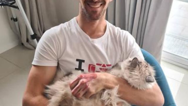 Romain Grosjean, 34 anni, mostra le mani senza più le bende sul proprio profilo twitter