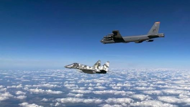 Un Fulcrum ucraino scorta un B-52 statunitense