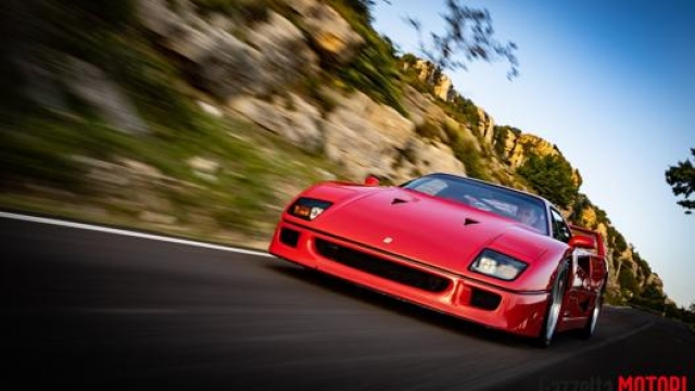 La velocità massima della Ferrari F40 è di 324 km/h